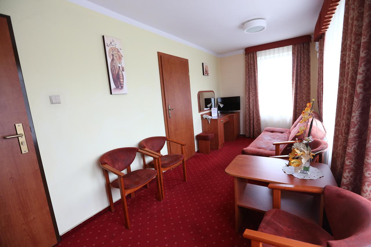 Hotel Korona Ciechanow Bagian luar foto