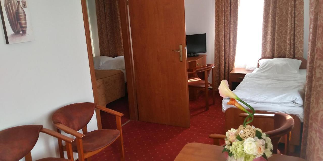 Hotel Korona Ciechanow Bagian luar foto