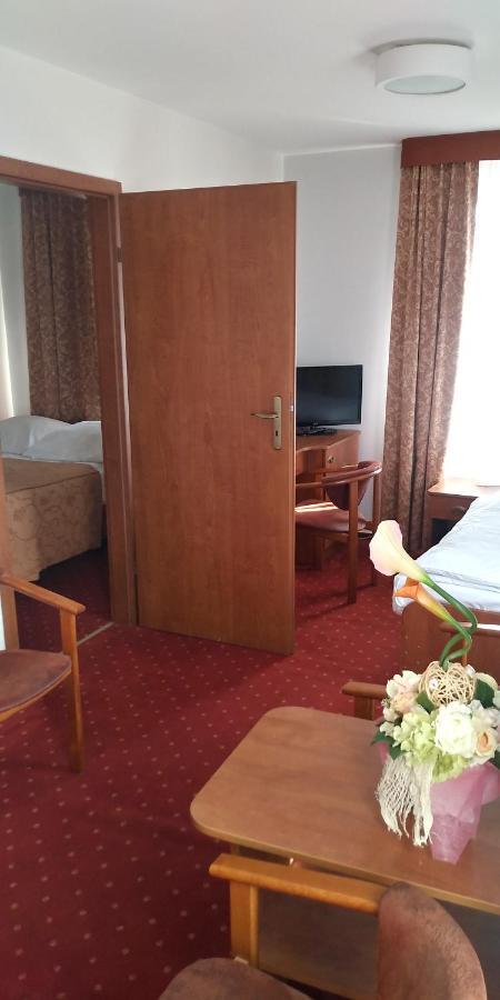 Hotel Korona Ciechanow Bagian luar foto
